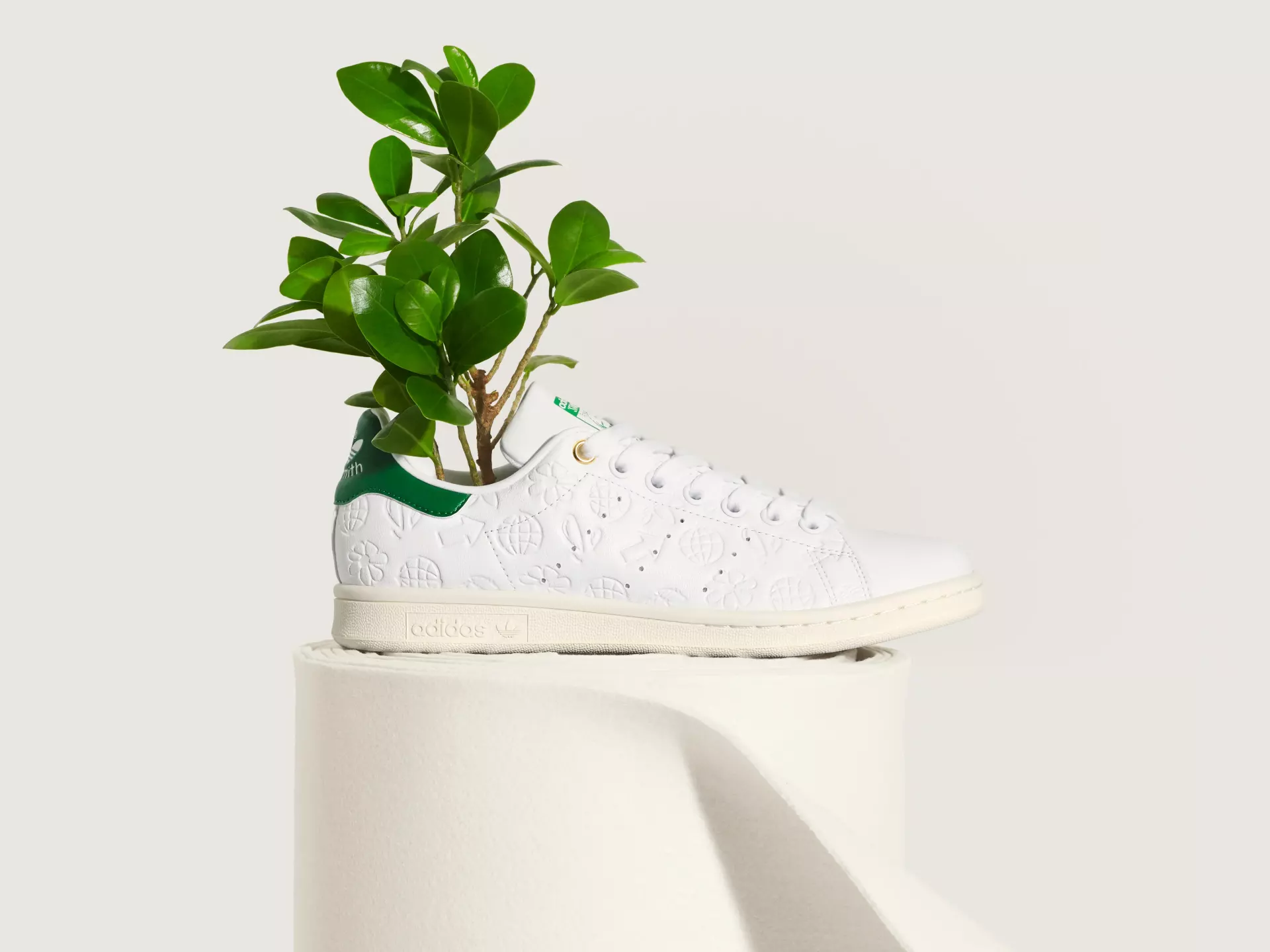 PR-adidasOriginals_SS21_StanSmith_FX5674_OffFoot_1